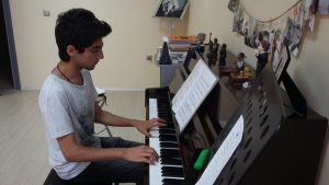 İzmir Balçova Hazan Müzik Kursu piyano eğitimi